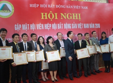 HOANG QUAN REAL ESTATE CORPORATION TO RECEIVE THE CERTIFICATE OF MERIT FROM THE MINISTER OF CONSTRUCTION AND CHAIRMAN OF VIETNAM NATIONAL REAL ESTATE ASSOCIATION